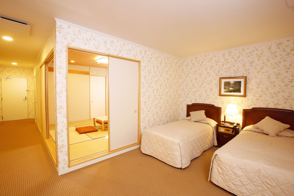KYU KARUIZAWA HOTEL OTOWA NO MORI 9/66