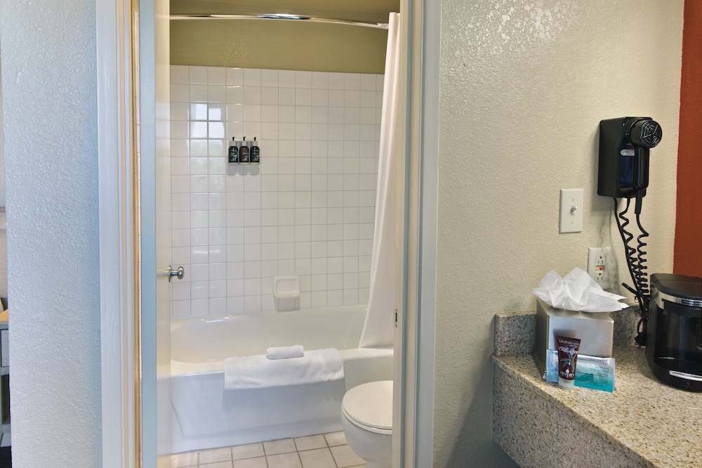 Oxnard Inn Lancaster, CA 57/59
