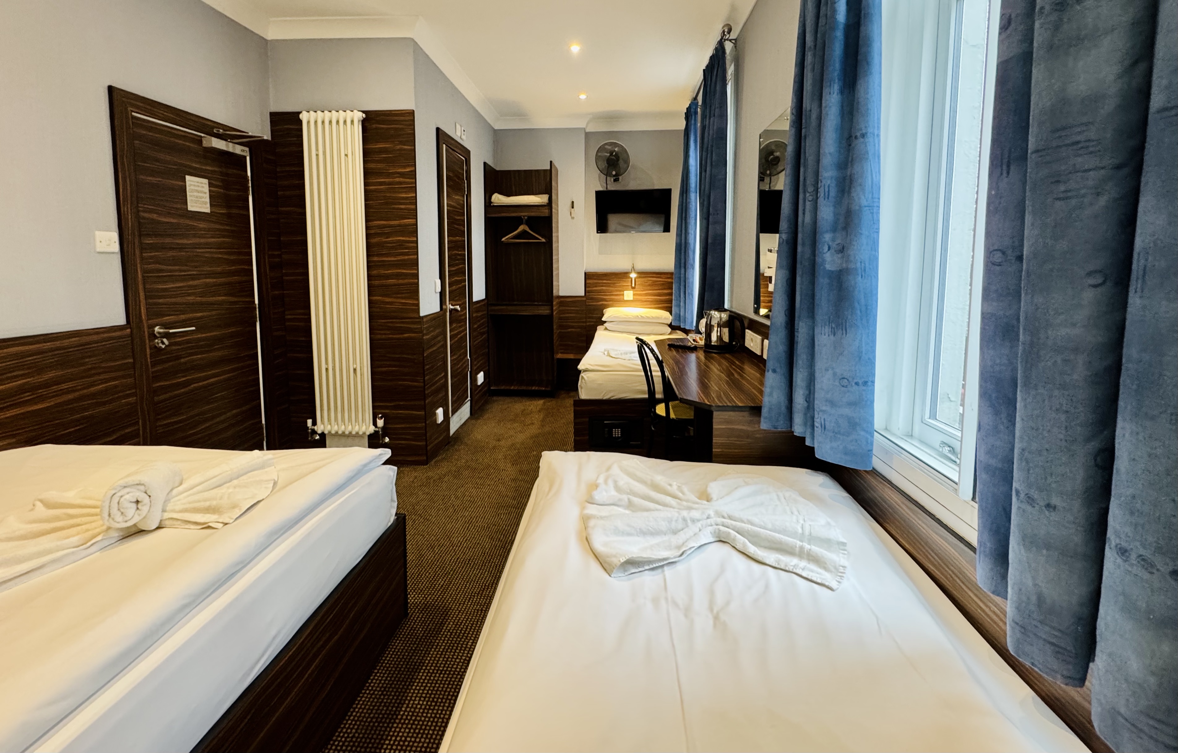 ROOM, QUADRUPLE