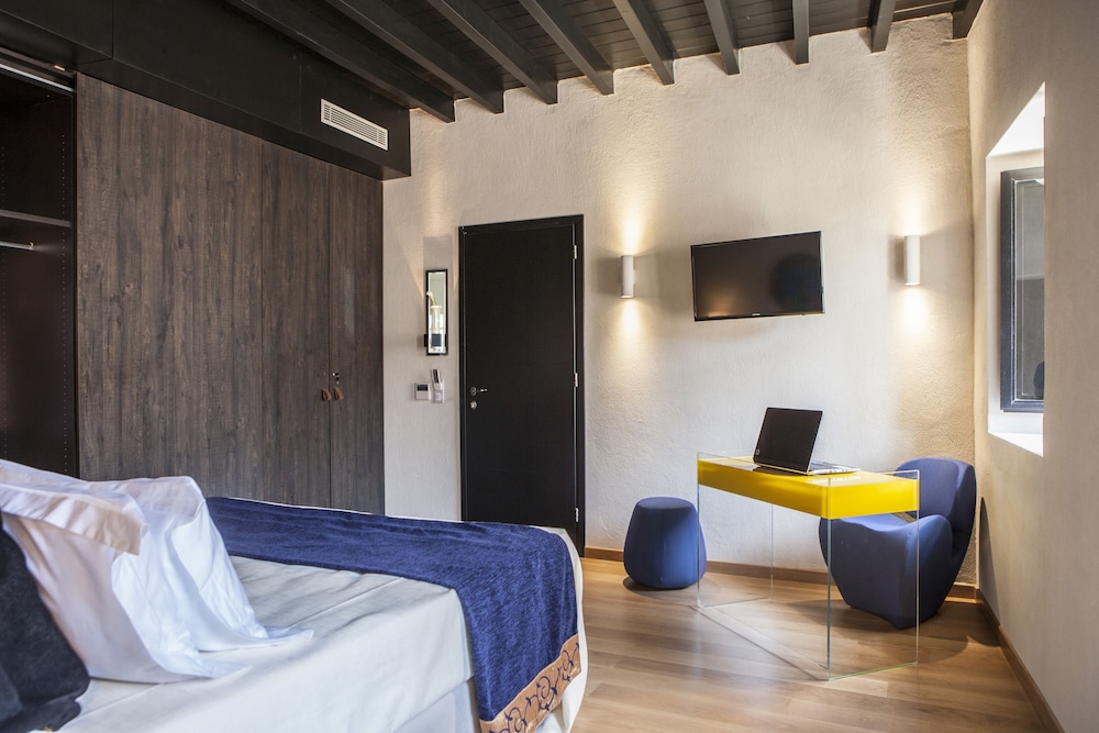 JUNIOR SUITE, KING BED