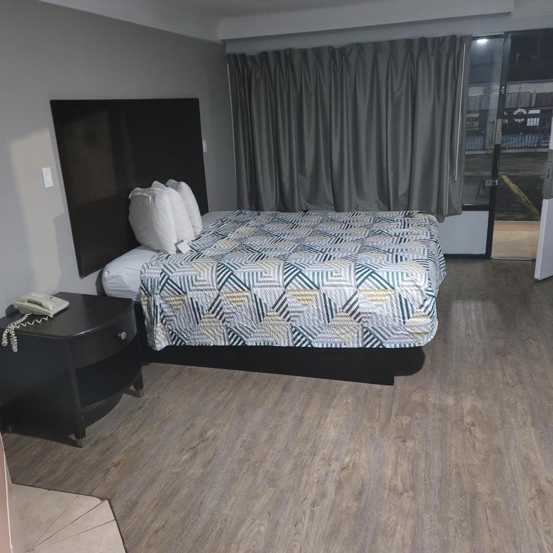 1 King Bed - Mobility Acc Tub Smk Micfridge