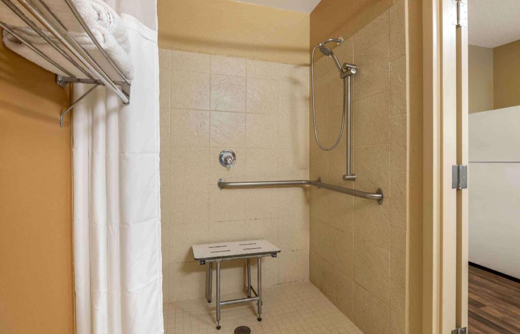 استوديو بسريرين مزدوجين لذوي الإعاقة