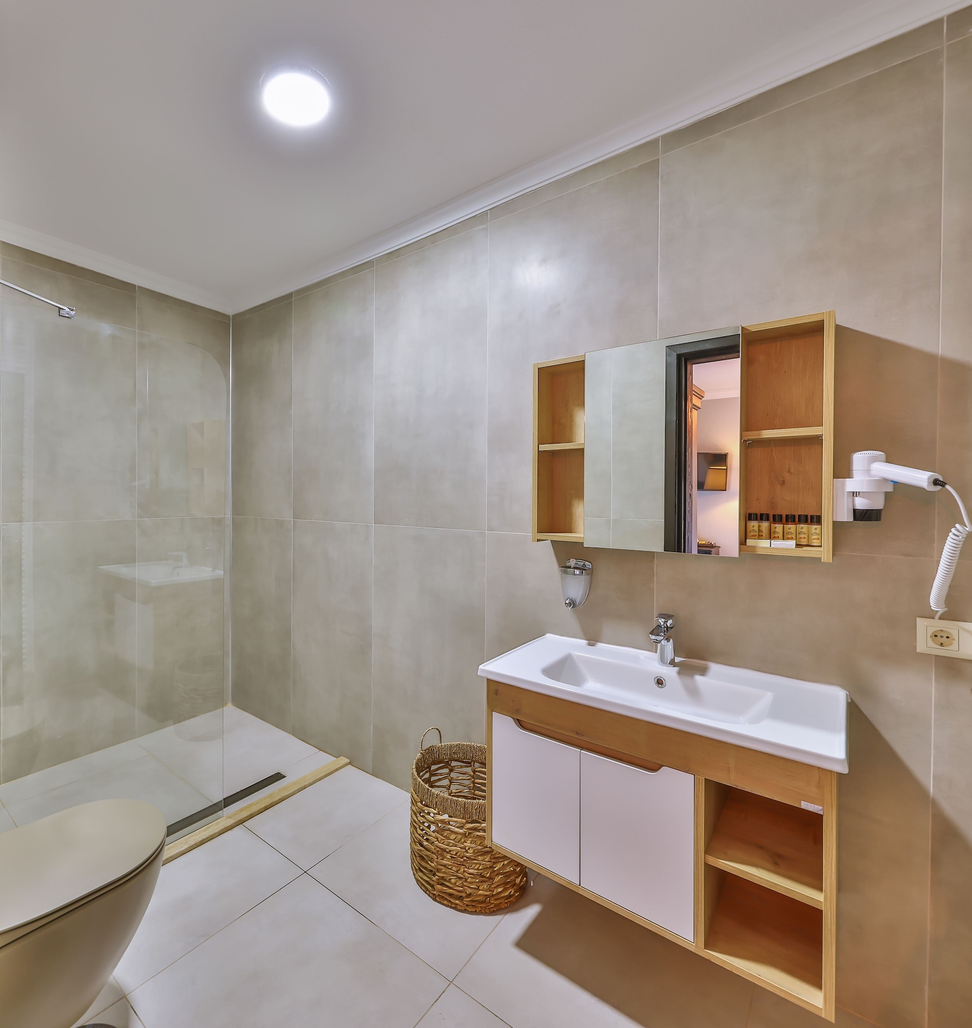 JUNIOR SUITE, KING BED, POOL VIEW, POOL SIDE