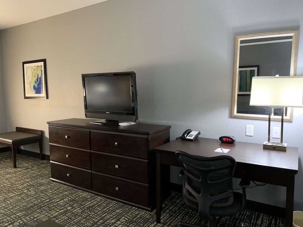 Best Western Plus Olive Branch Hotel & Suites 28/32