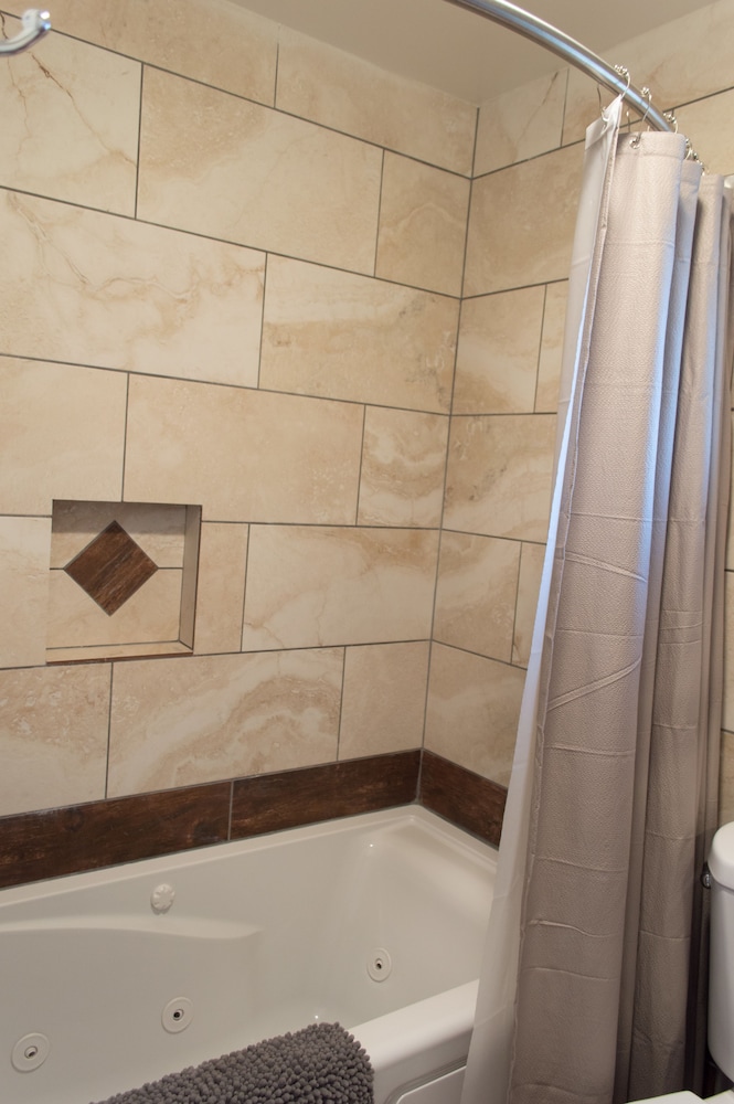Spa, Deluxe, Suite, King Bed, Jetted Tub, Ground Floor