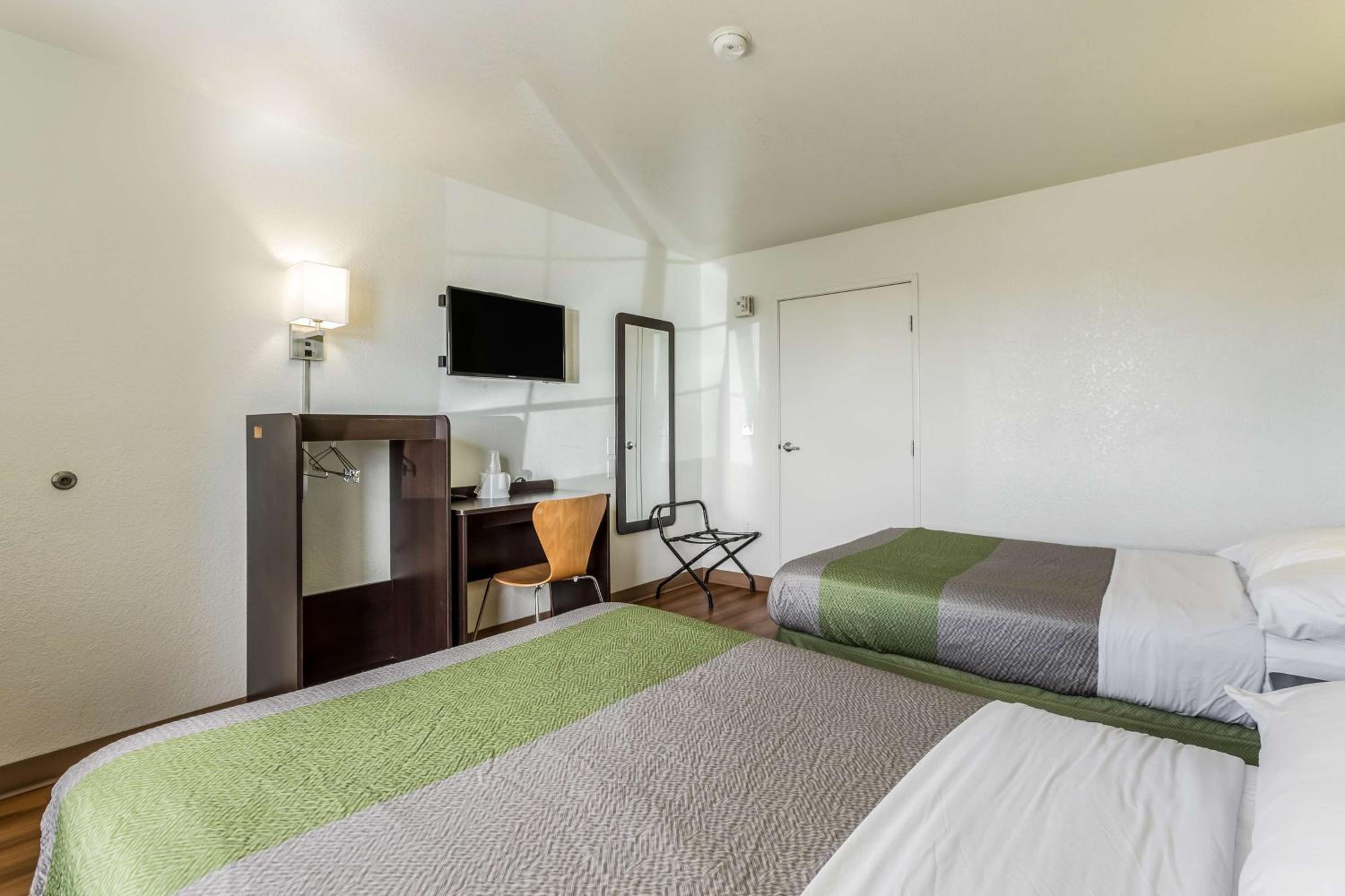 ROOM, QUADRUPLE