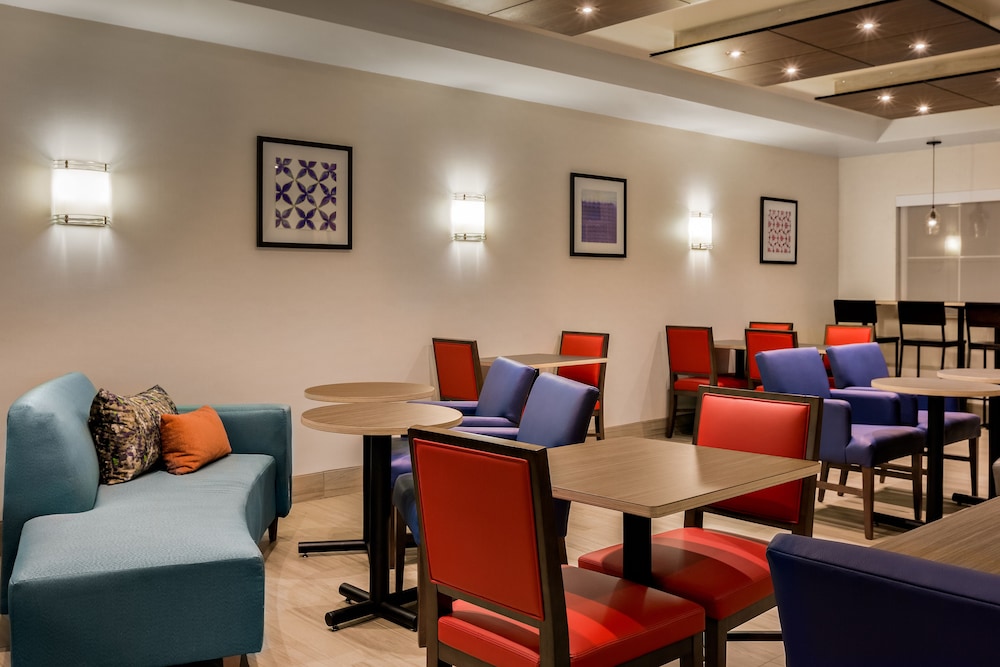 Holiday Inn Express Suites Oroville Lake 41/60