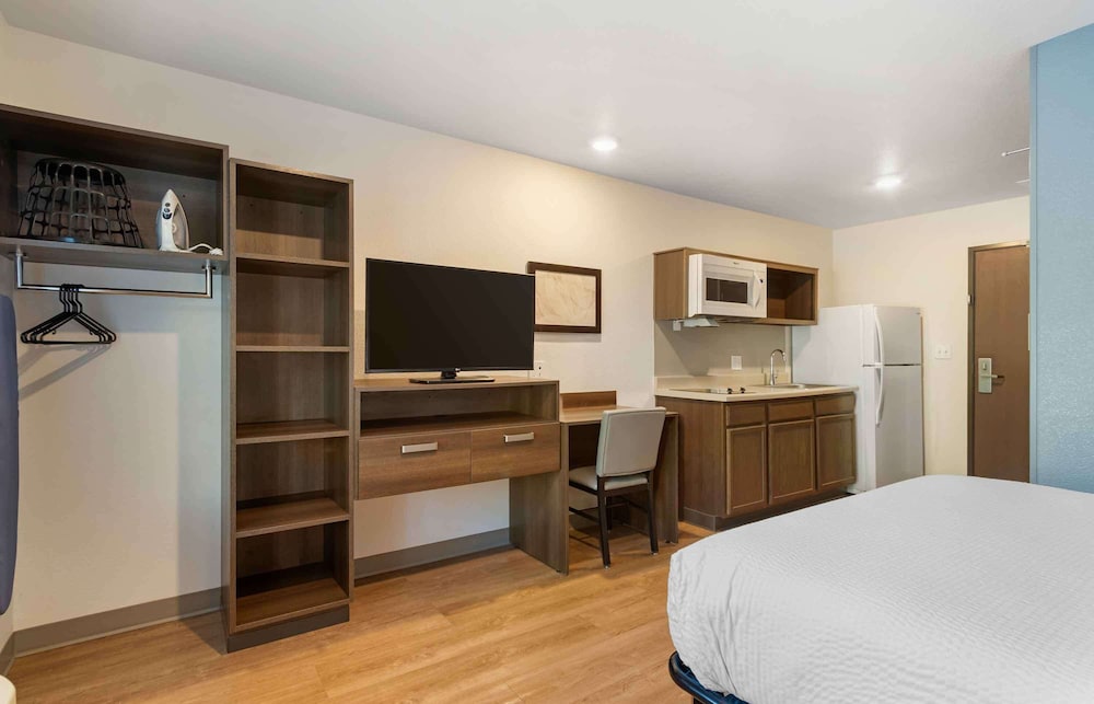 STUDIO, QUEEN BED