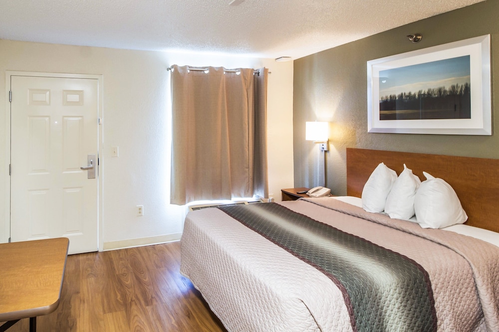 HomeTowne Studios by Red Roof Houston - West Oaks/ Energy Corridor 30/36