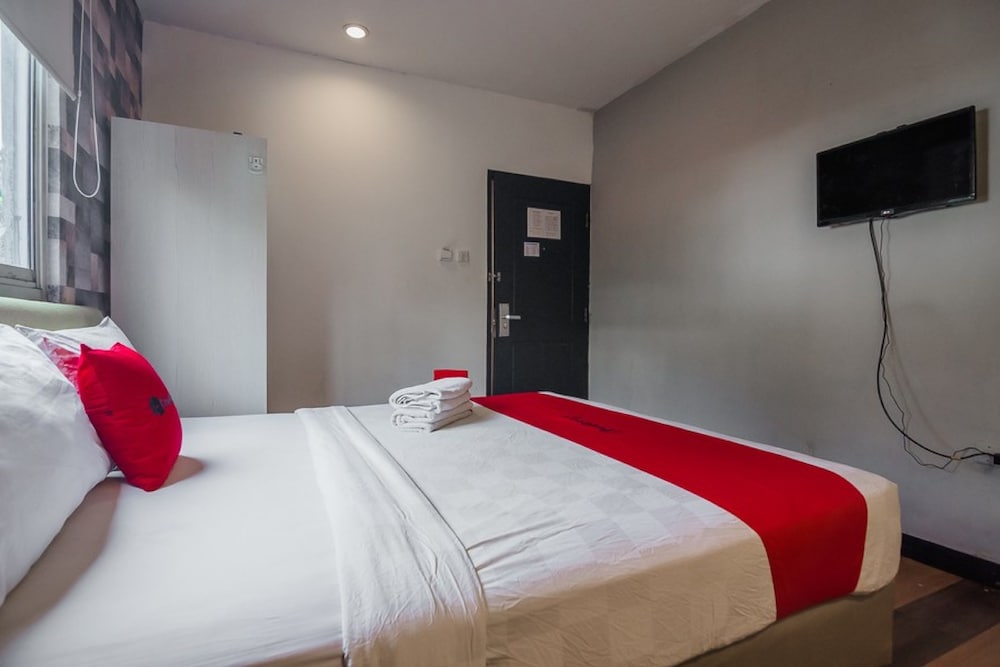RedDoorz Plus near Mangga Besar Station 2 8/15
