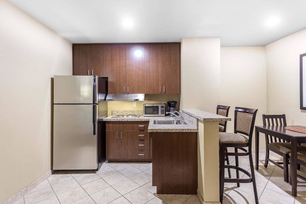Comfort Suites West of The Ashley 44/46