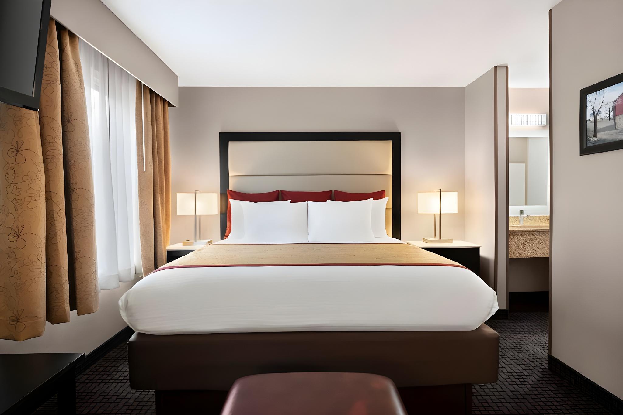 Suite, Queen Bed, Accessible