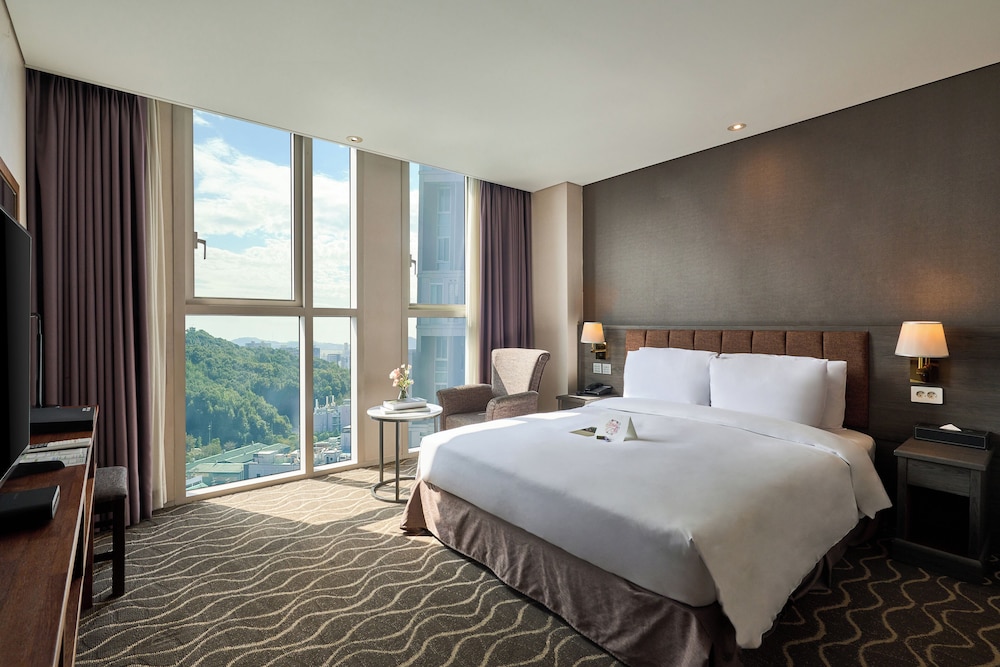 Square, Double Bed, City View