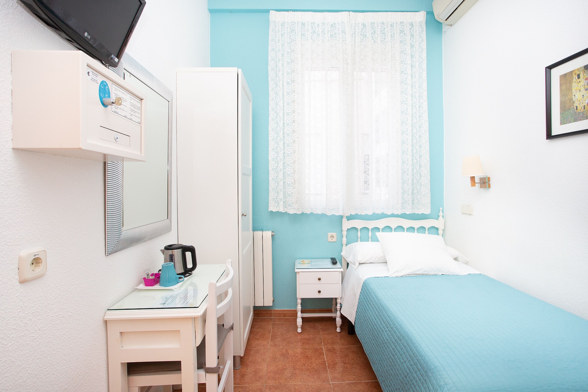 ROOM, SINGLE, SHARED TOILET