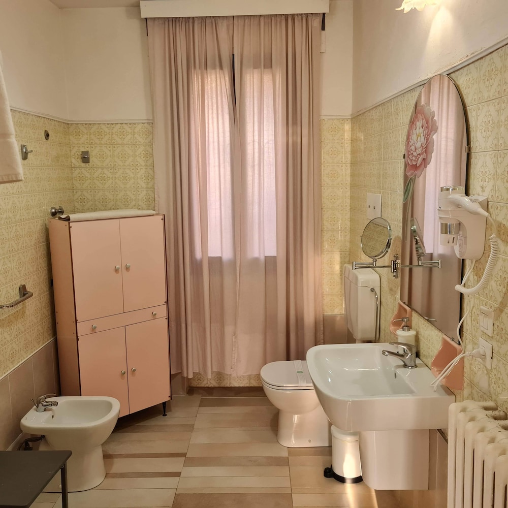 ROOM, CANAL VIEW