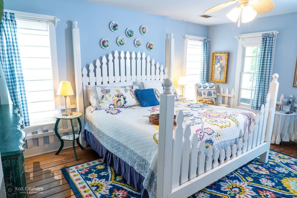 Garden, King Bed