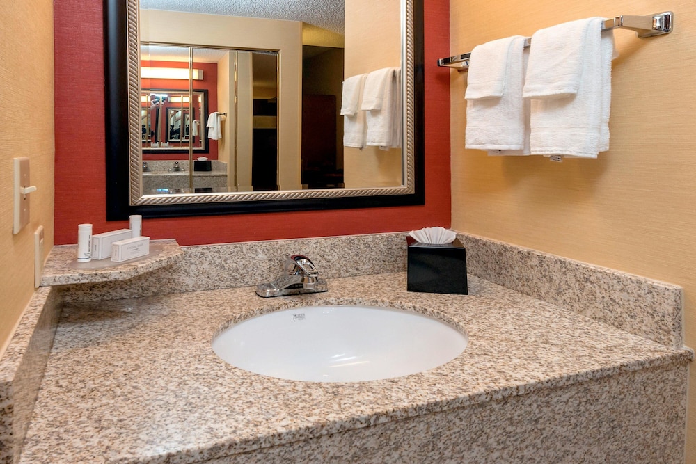 Courtyard By Marriott Winston-Salem Hanes Mall 34/66