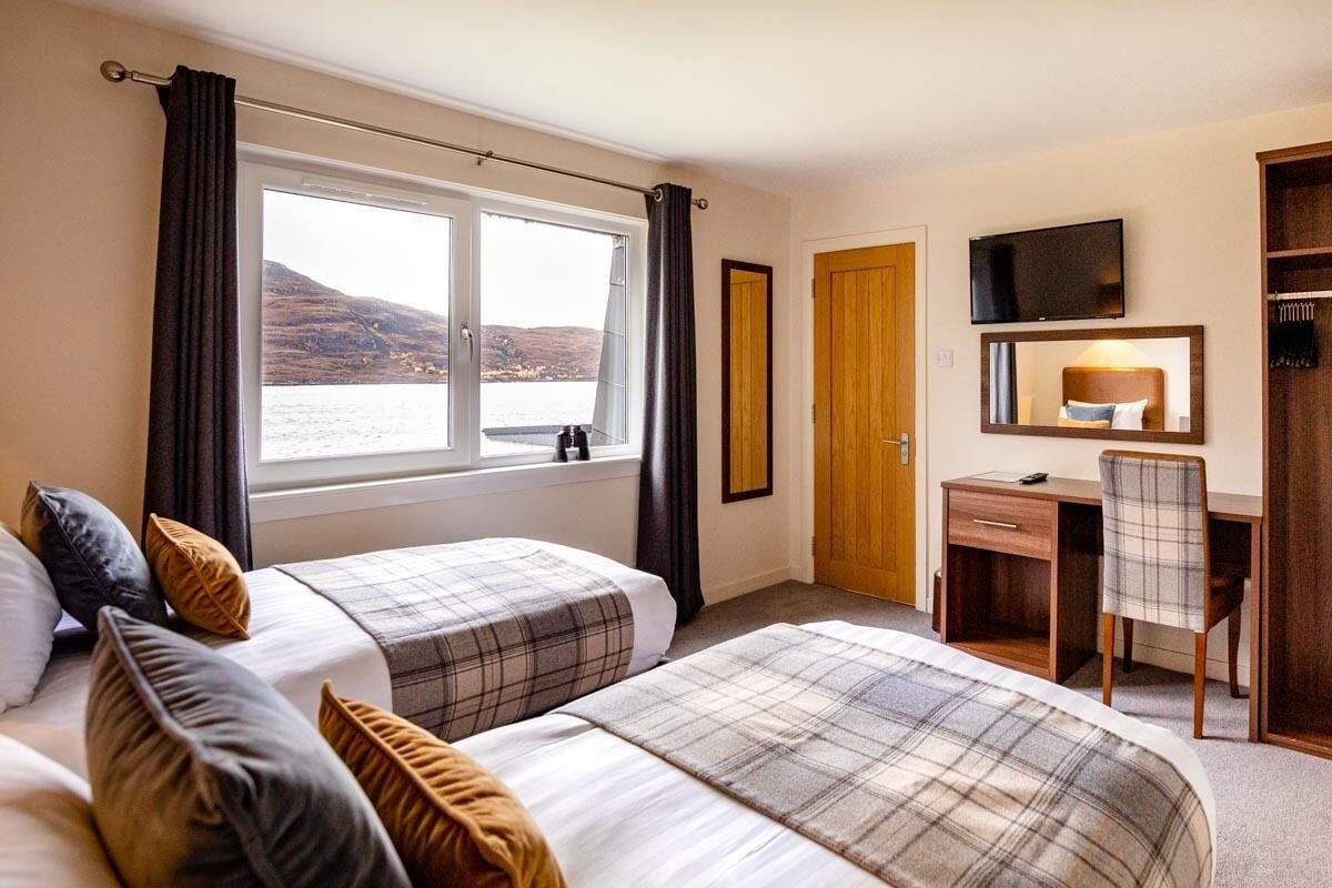 Superior, Twin Beds, Loch View