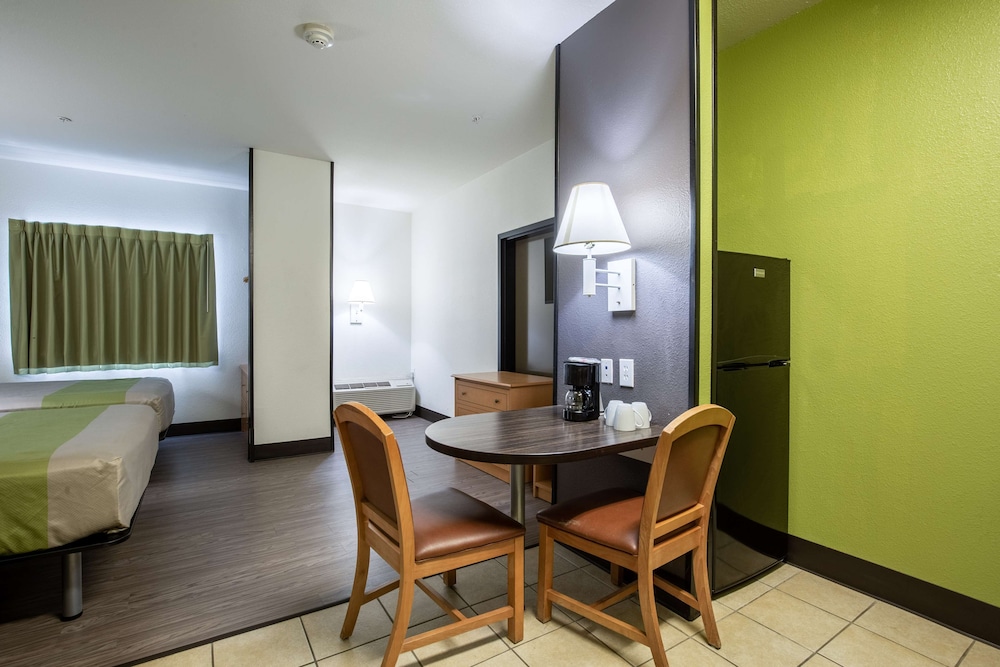 Studio6 Bay City, TX 40/62