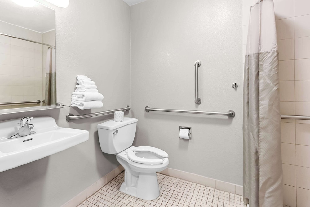 غرفة قياسية بسرير كوين، Econo Lodge Idaho Falls, ID 5/9