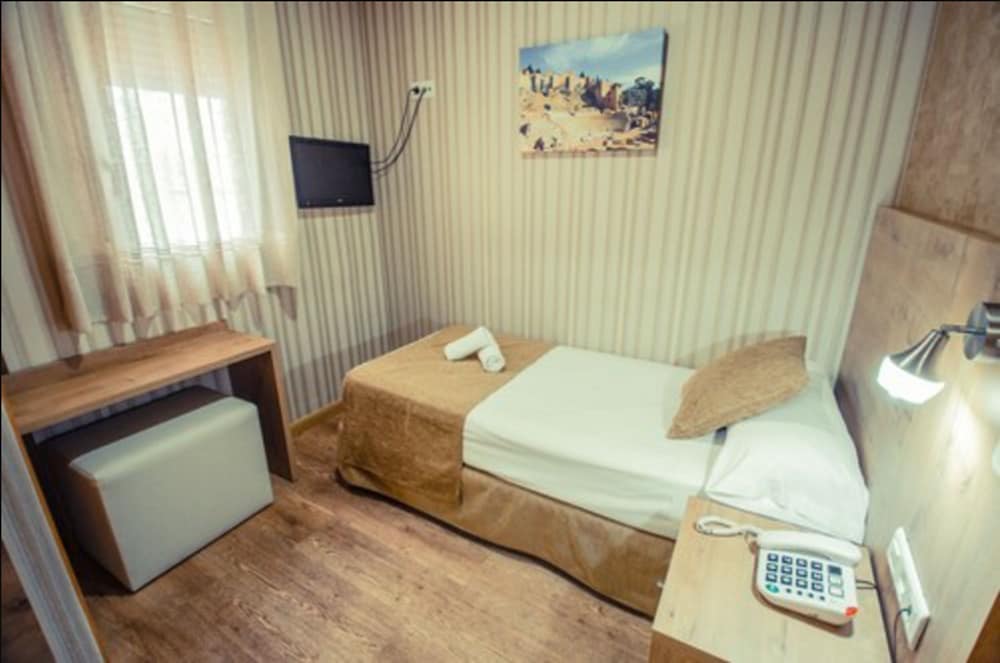 ROOM, SINGLE