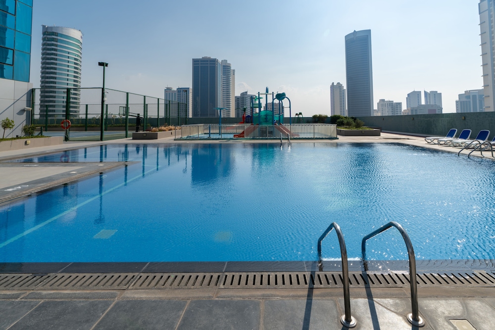 S Plaza Suites Hotel 64/70