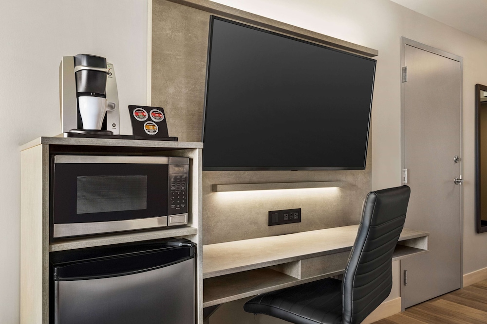 Microtel Inn & Suites Montreal Airport-Dorval QC 26/35