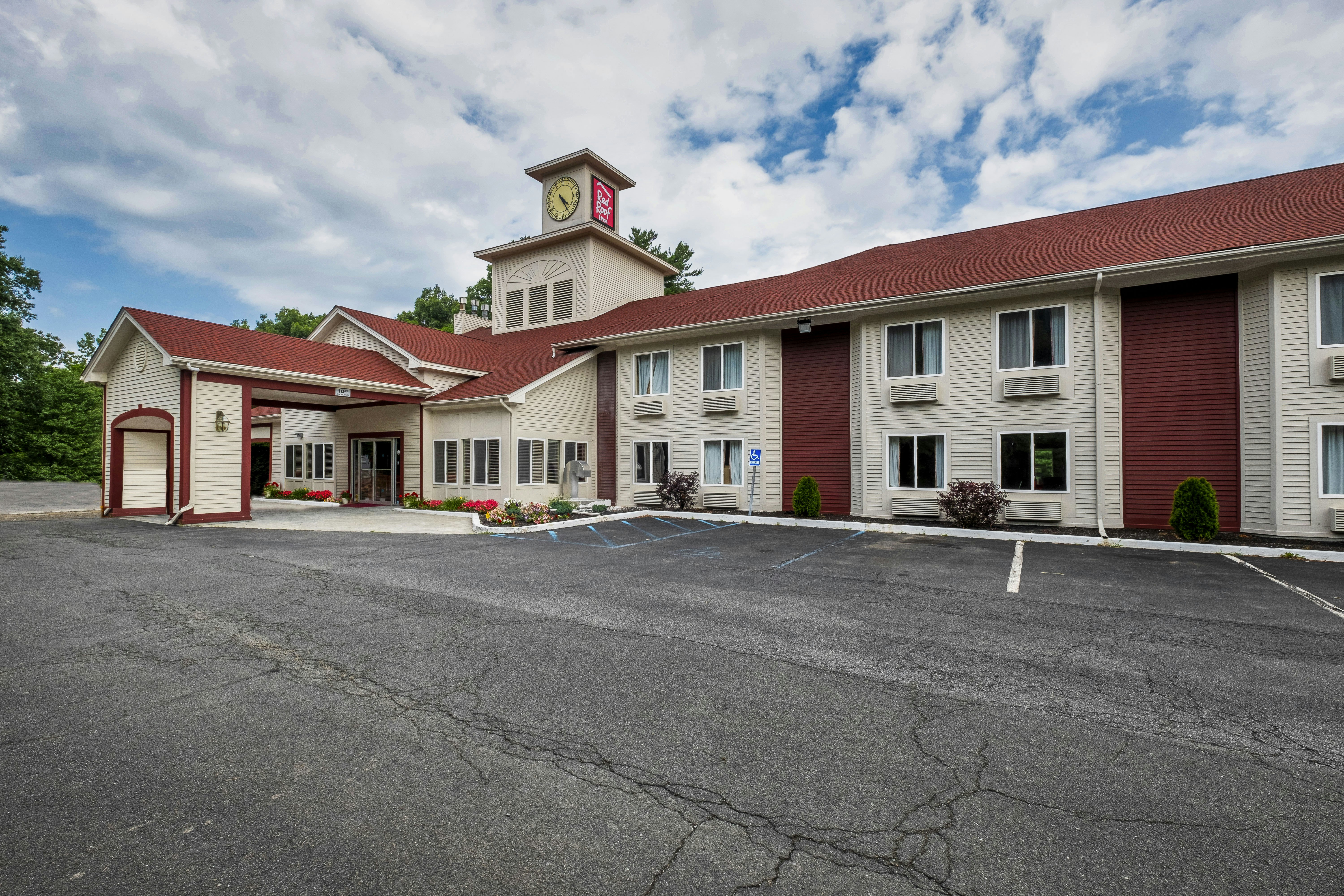 Red Roof Inn Clifton Park 34/37