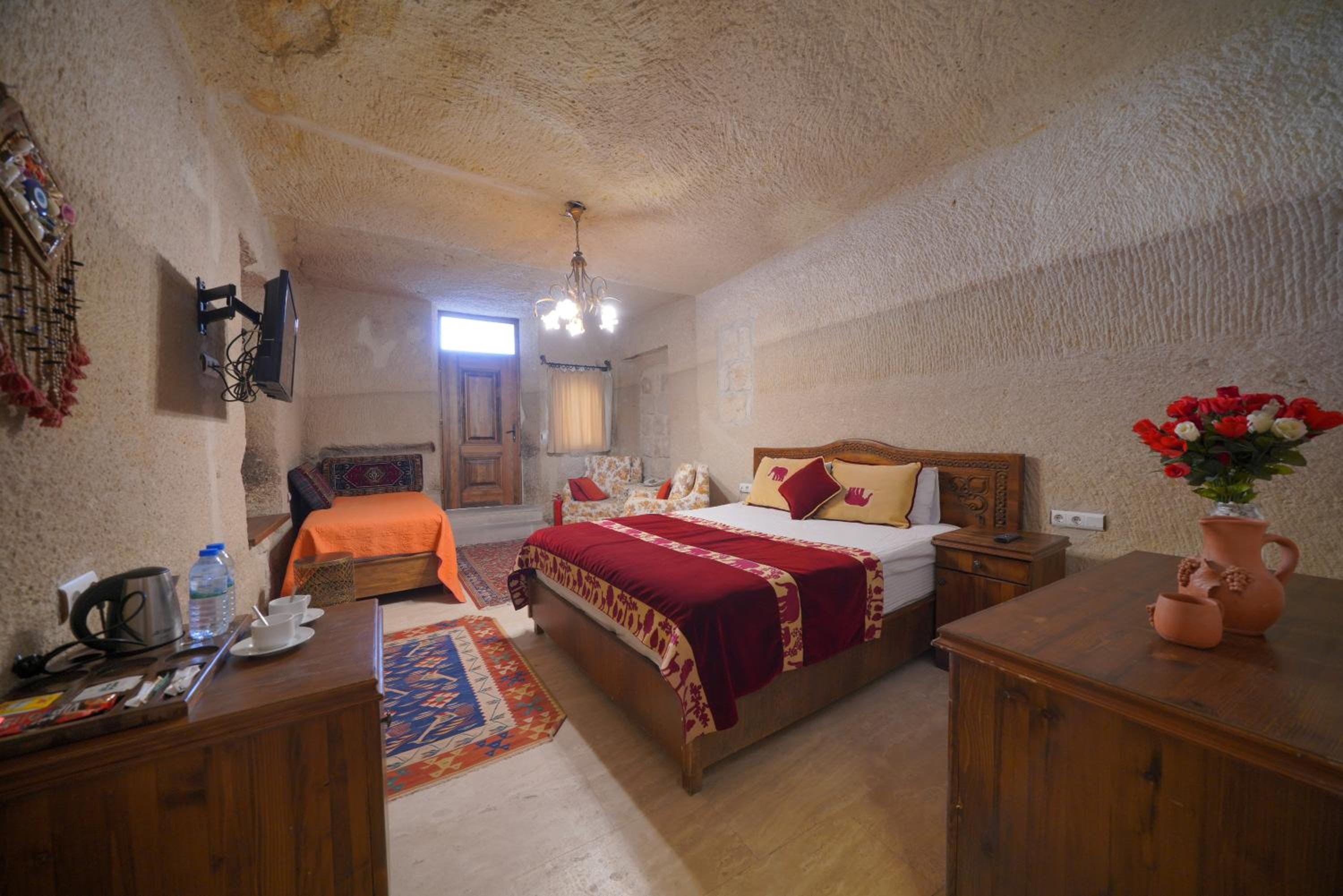 Cave, Double Bed