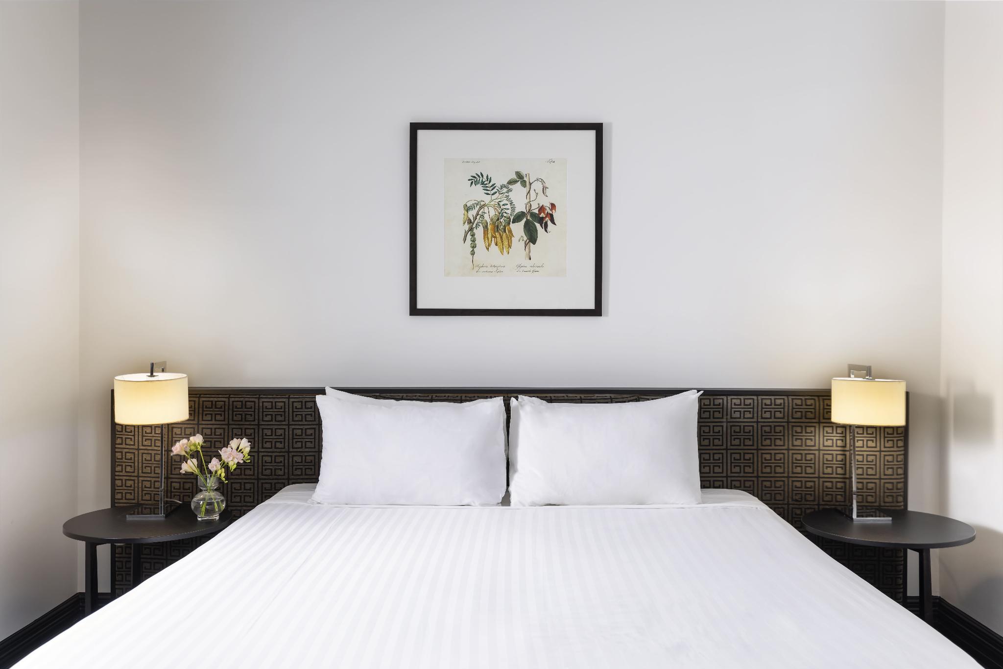 Room, King Bed, No Window