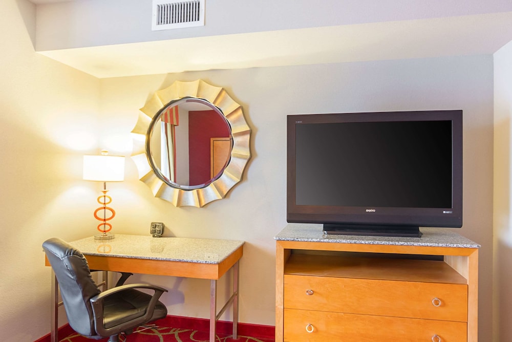 Comfort Suites At Virginia Center Commons 35/39