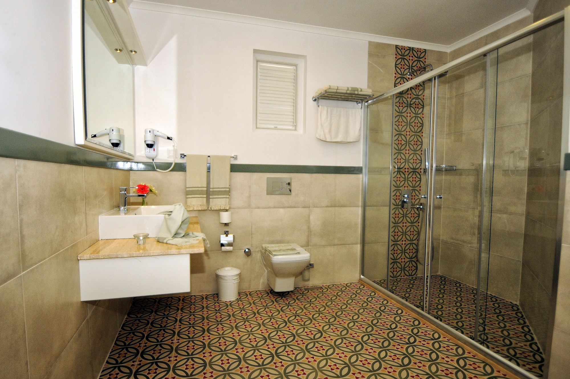 جناح بسرير كينج مع أريكة، Sea Breeze Hotel And Apartments 4/4