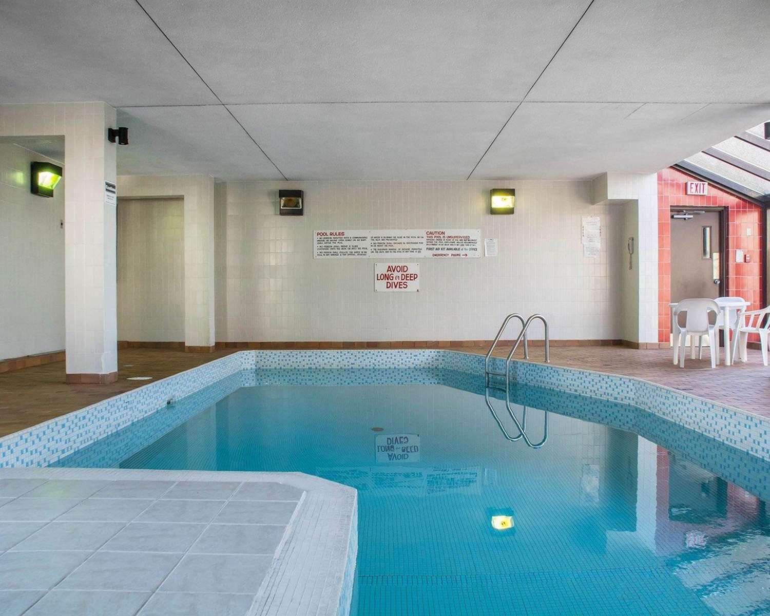 Econo Lodge By The Falls 19/24