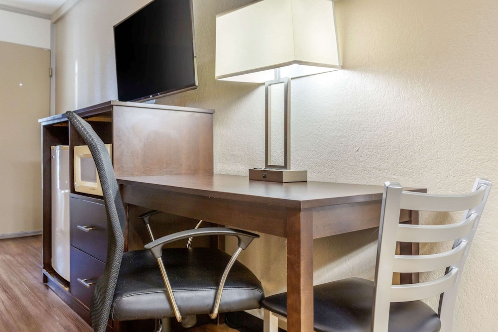 Econo Lodge Shorewood 25/31