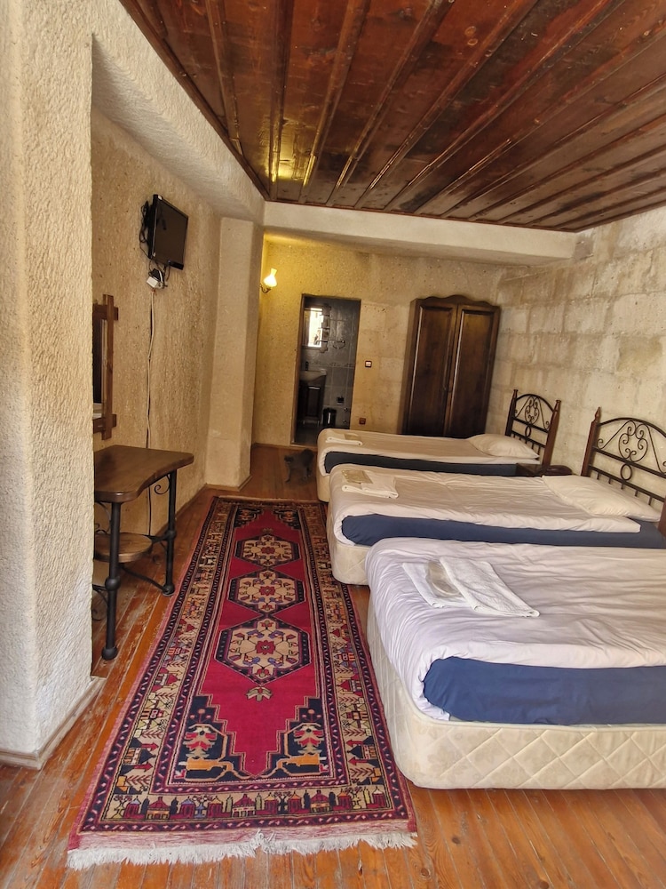 Cave, Economy, Triple, 3 Beds