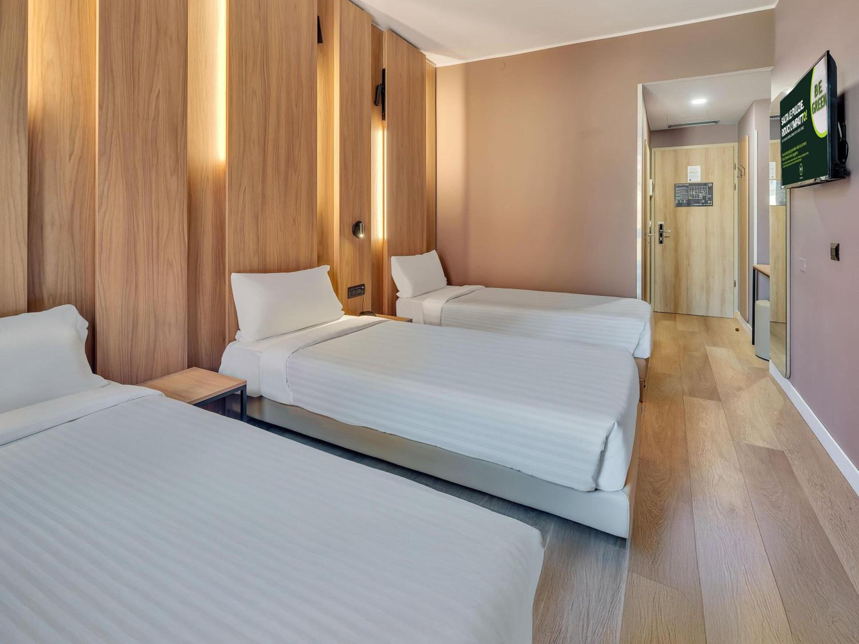 غرفة ثلاثية بسرير كوين وسرير فردي، B&B Hotel Milano Portello 2/9