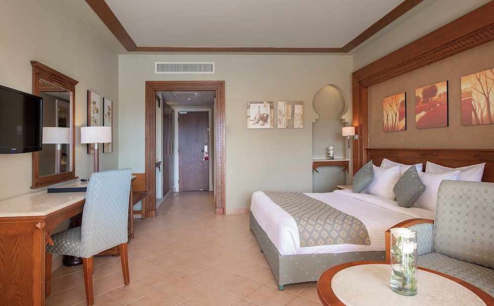غرفة سوبيريور ثلاثية بسرير كوين بإطلالة على المسبح، Charmillion Club Resort 2/10