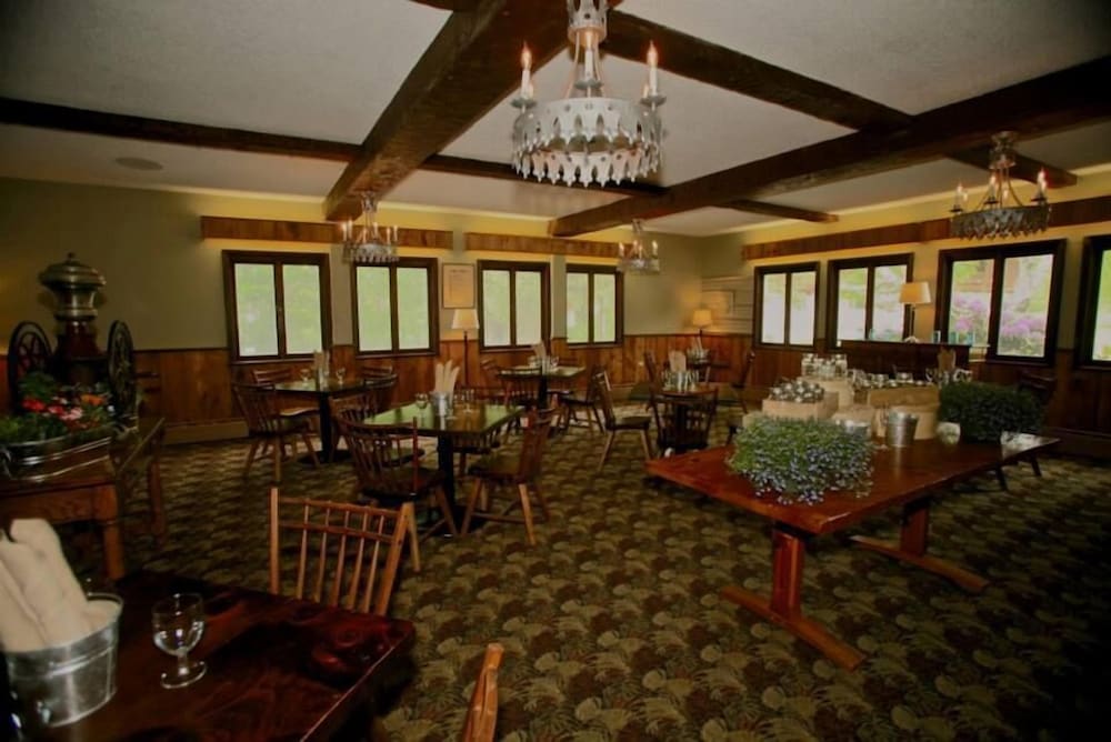 The Upper Pass Lodge at Magic Mountain 23/32