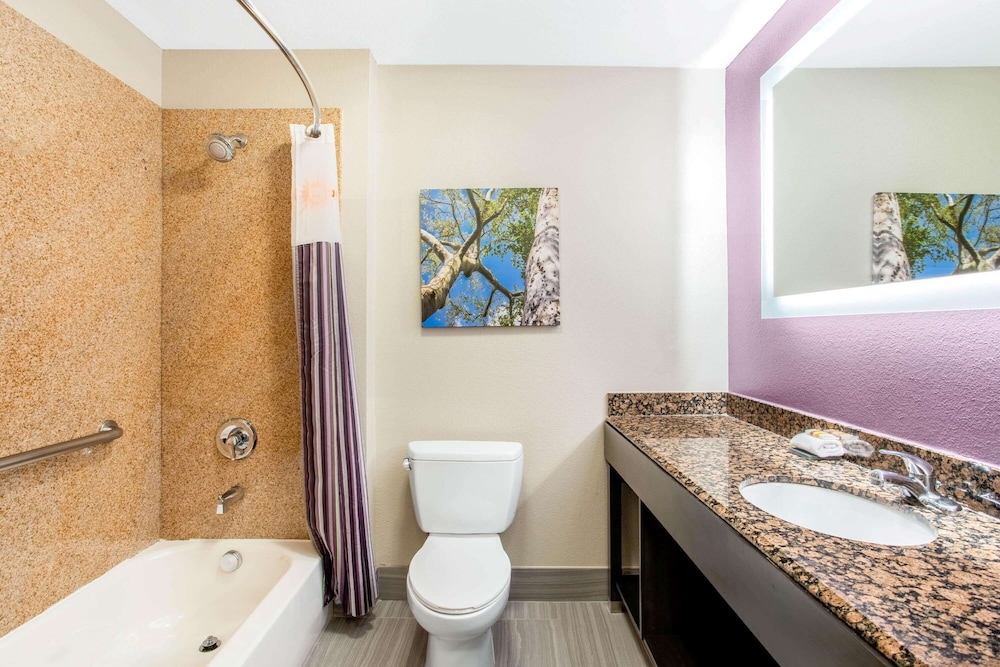 La Quinta Inn Suites Hillsboro 11/46