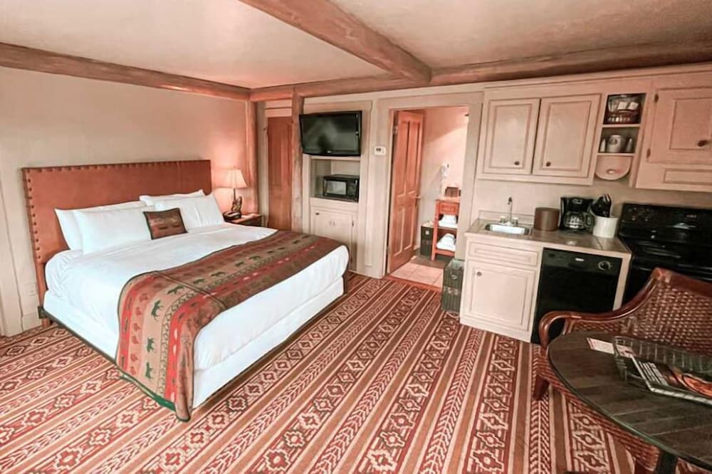 Standard, King Bed, Valley View, Kitchenette
