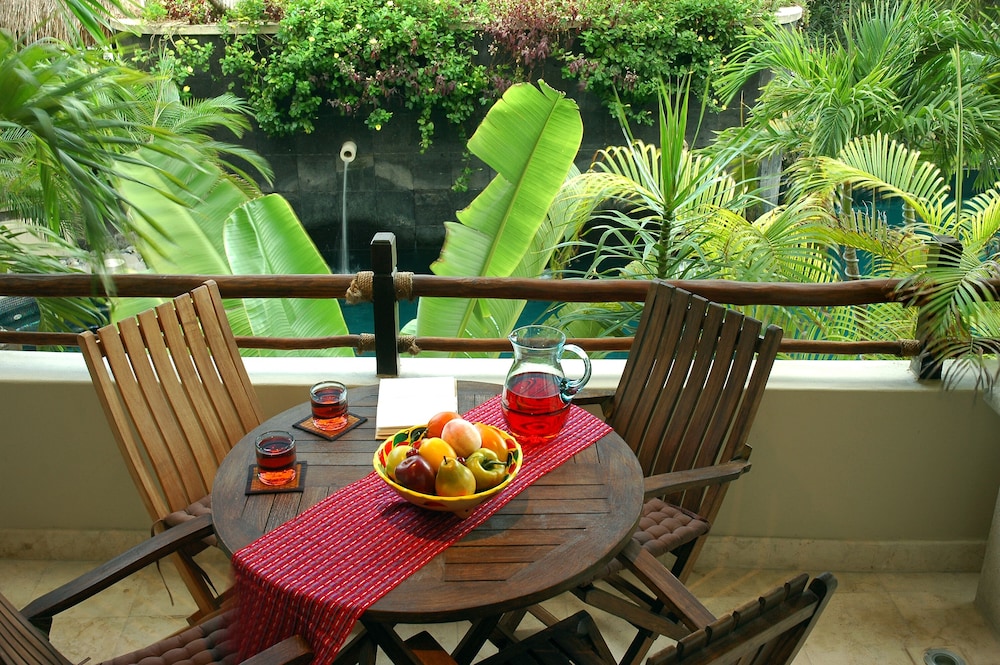 El Taj Oceanfront & Beachside Condo Hotel 65/74