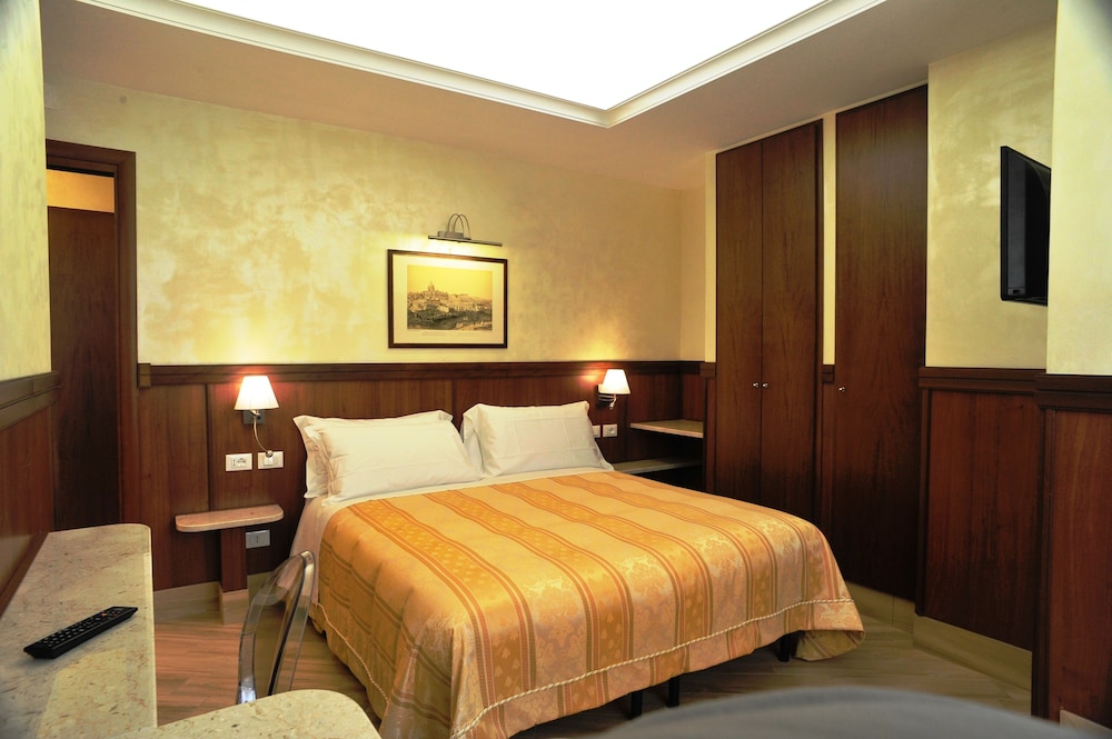 ROOM, DOUBLE BED