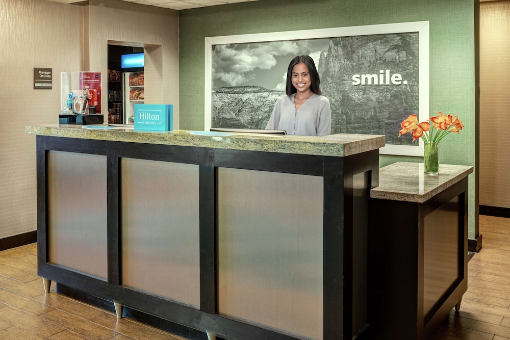 Hampton Inn & Suites Palm Desert 4/64