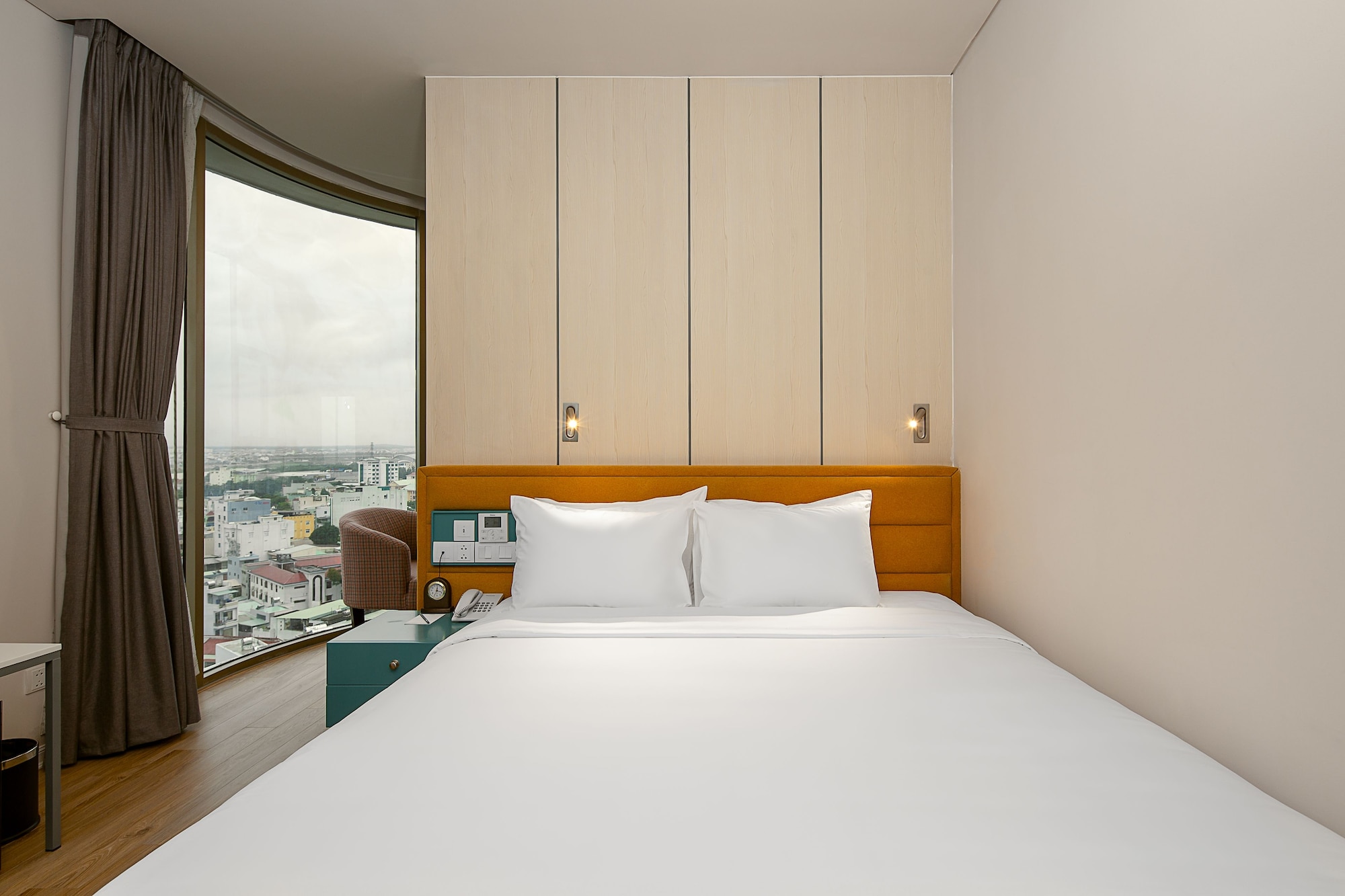 JUNIOR SUITE, KING BED, CITY VIEW