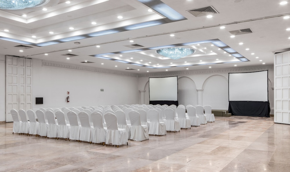 Radisson Hotel & Convention Center Toluca 40/50