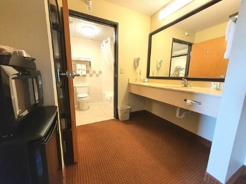 AmericInn by Wyndham Waconia 79/80