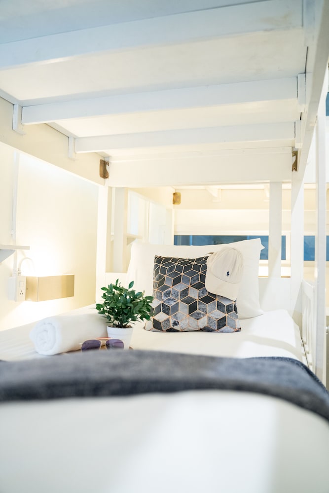 HQ HOSTEL SILOM 7/49