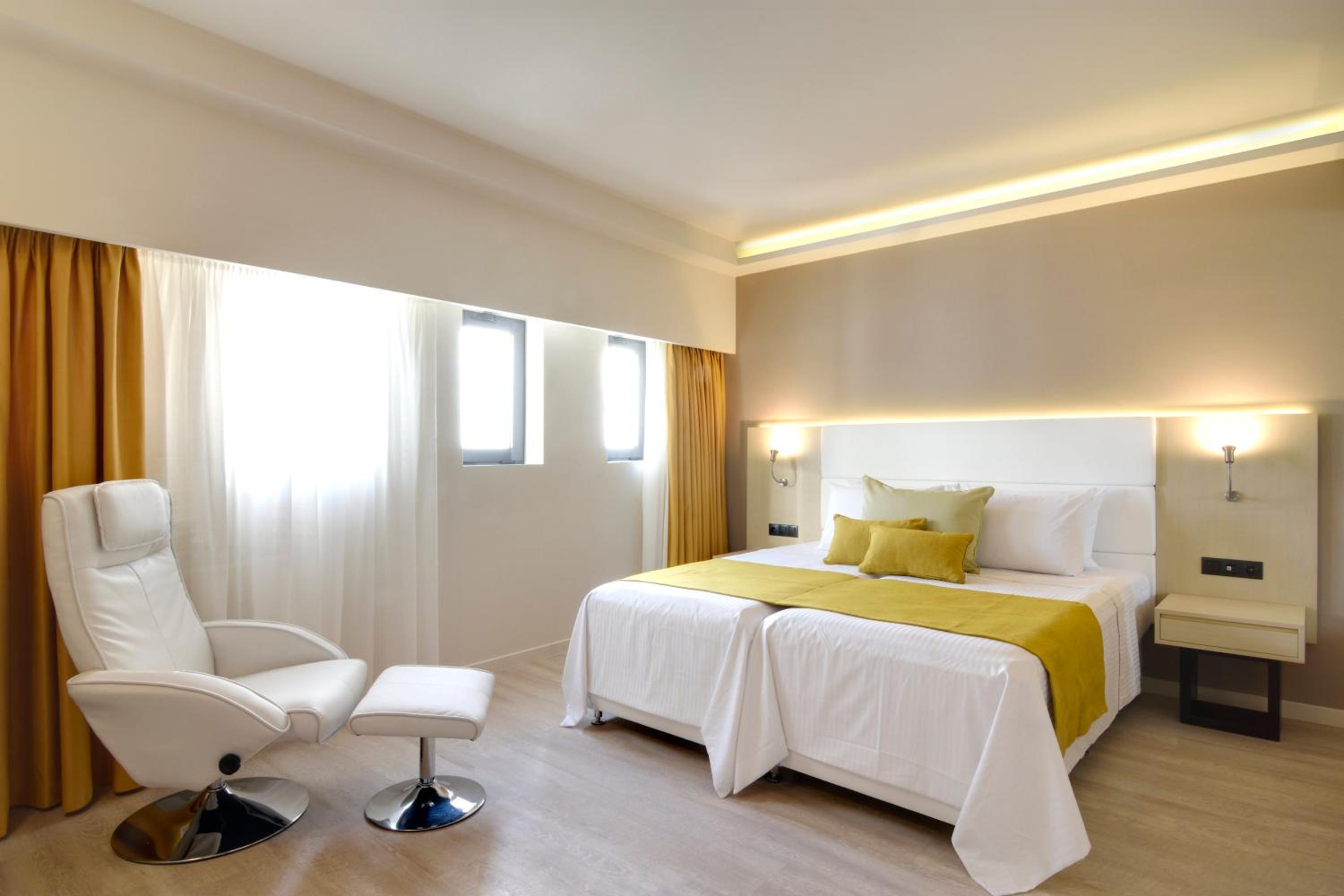 غرفة قياسية بسريرين منفصلين مع سرير إضافي