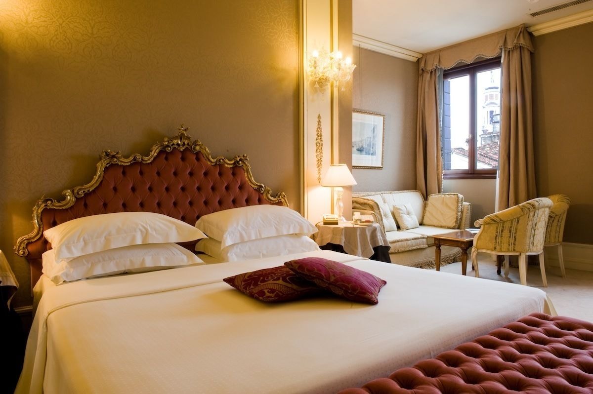 DELUXE, DOUBLE OR TWIN BED, CANAL VIEW