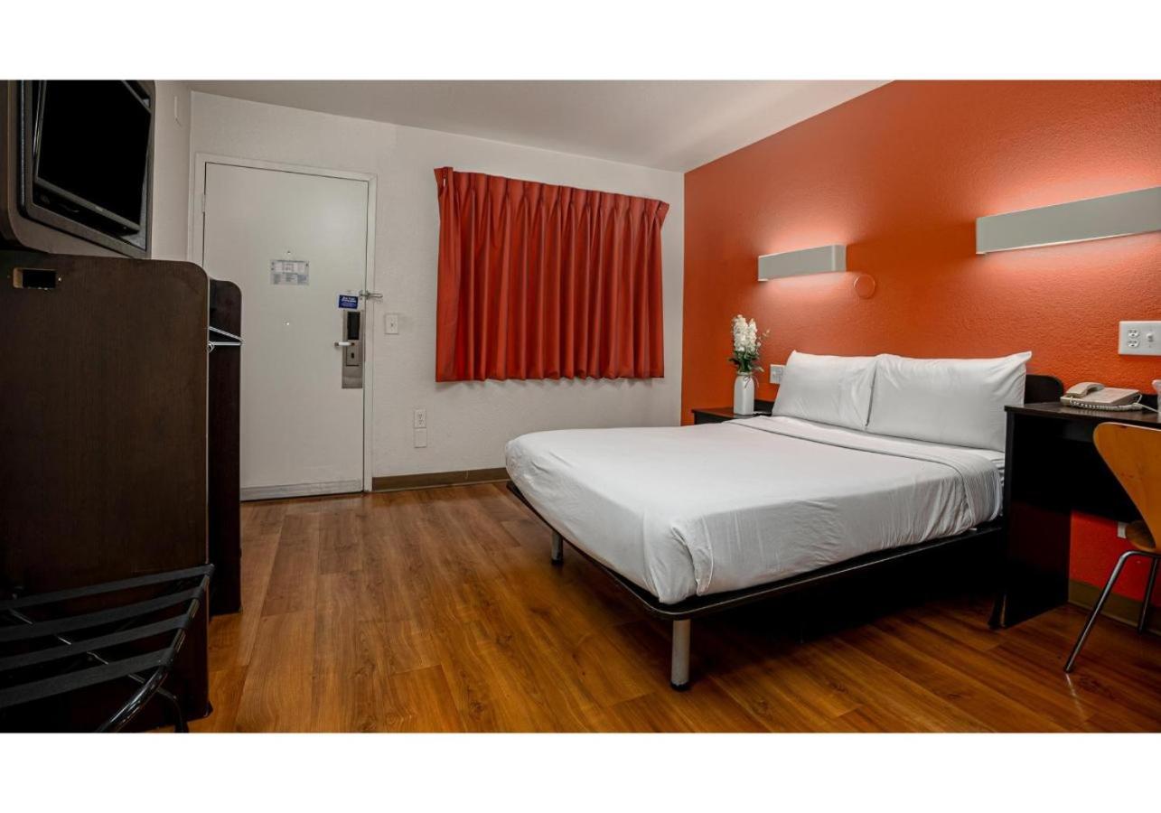 غرفة بسرير كوين، Motel6 Carlsbad, CA Beach 7/10